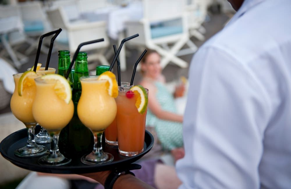 Tablett mit Cocktails und Longdrinks für die Gäste